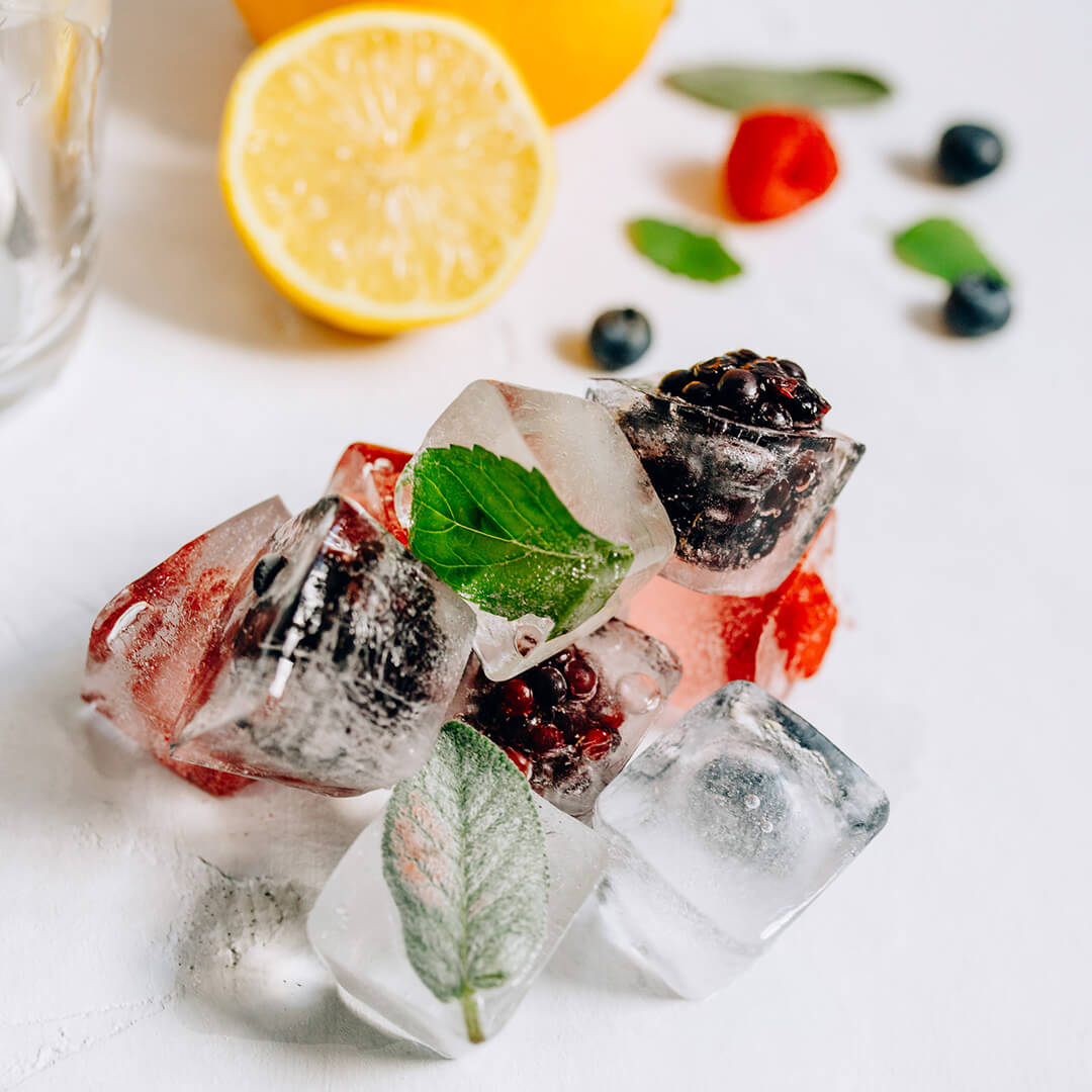 Ricola Flavored water with herb and berry ice cubes Recipe - Step  4