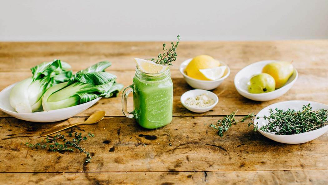 Green smoothie with thyme & pak choi